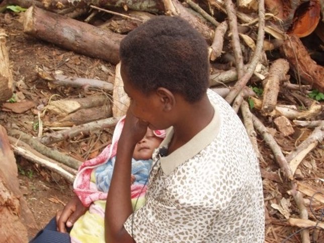 Antigua niña soldado con su hija
