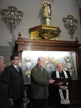 El arzobispo dando la bendición al Museo Pilarista que reabre este jueves