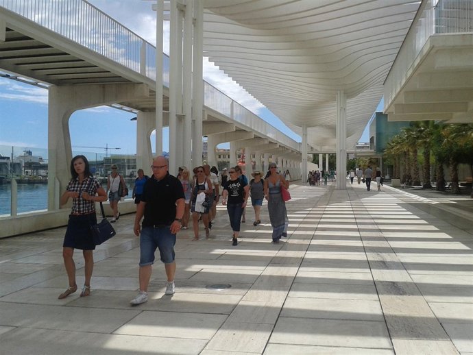 Turistas Málaga Muelle Uno Puerto Paseo Verano turismo Palmeral de las Sorpresas