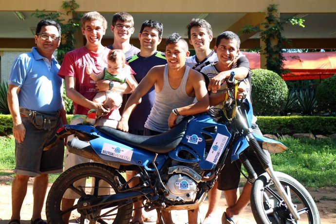 Fabián C. Barrio entrega la primera moto solidaria de 'Expedición Mutua Madrileñ