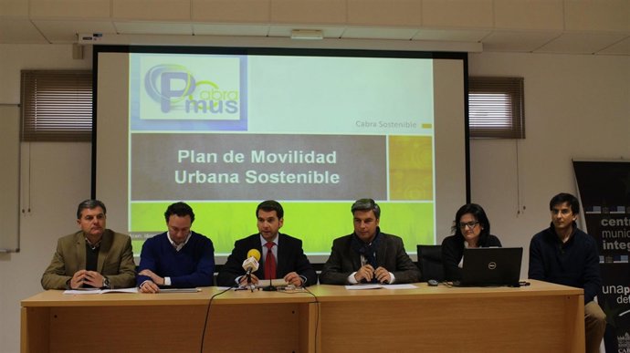 Priego y Lorite (centro) en el encuentro