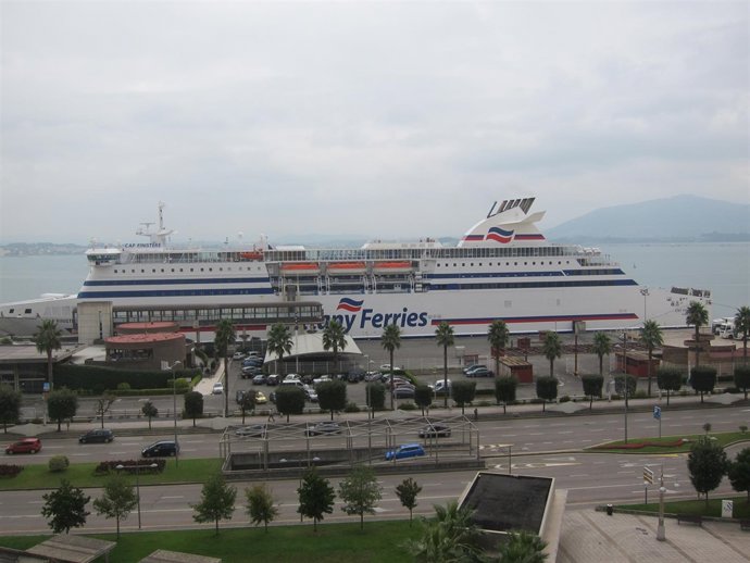 Ferry En El Puerto De Santander