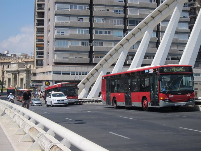 Autobuses de la EMT circulando por el centro de Valencia