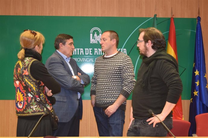 Miembros de la obra 'La inevitable ascensión de Arturo Ui' con Vicente Zarza. 