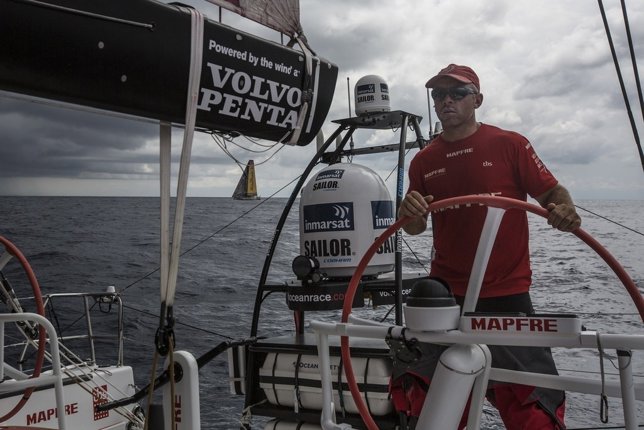 Rob Greenhalgh a bordo del MAPFRE con el Abu Dhabi cerca
