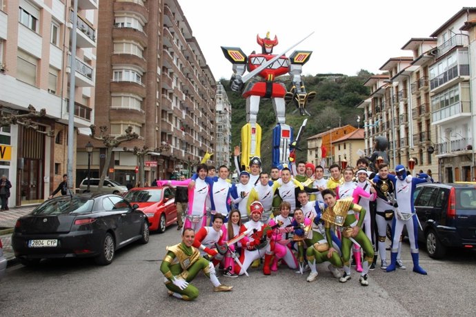 Peña con su artilugio en el carnaval de Laredo