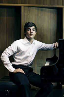 El pianista Aaron Pilsan