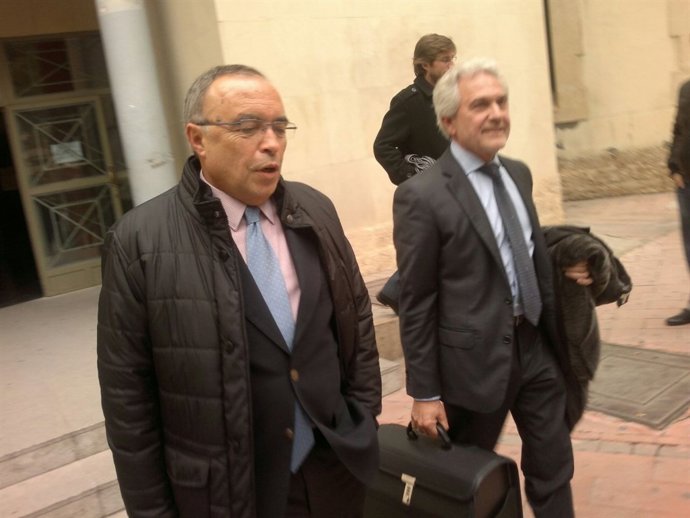 José Luiz Ortuño, a la izquierda, con su abogado