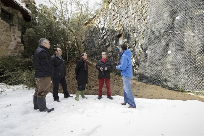 El consejero de Cultura visita los desperfectos del argayo en Santo Toribio