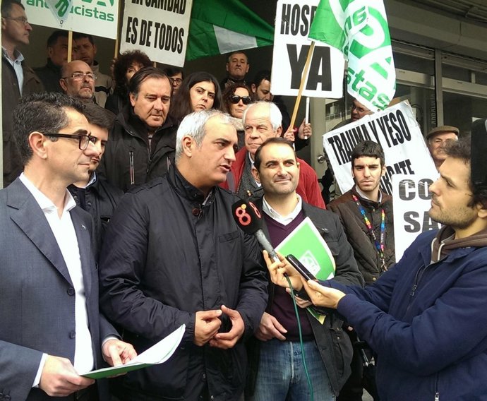 Antonio Jesús Ruiz atendiendo a los medios de comunicación