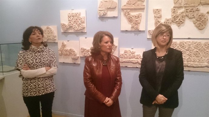 Gómez (centro), ante las yeserías, en la presentación