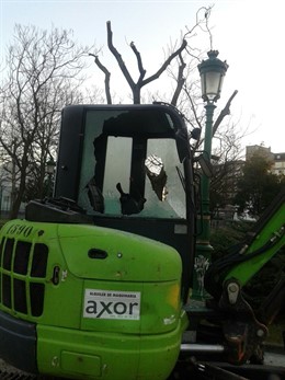 Una pala de las obras del parque de La Marga aparece con los cristales rotos