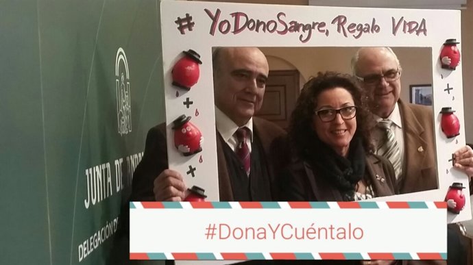 Baena (centro) se hace un 'selfie' de la campaña