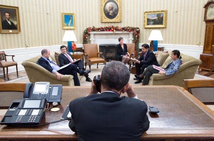 Barack Obama hablando por teléfono con Raúl Castro.