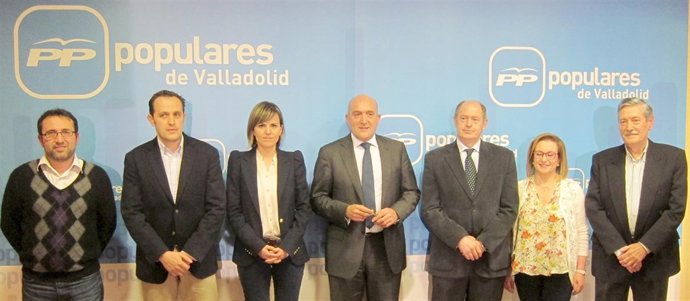 Carnero posa junto a los candidatos