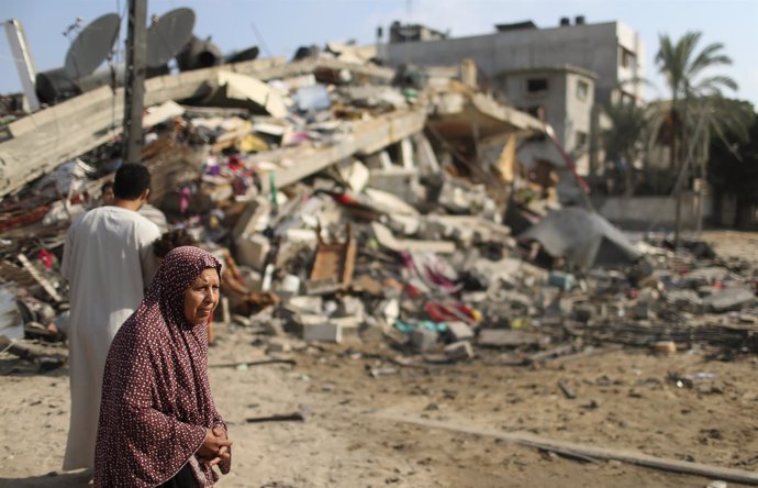 Una mujer palestina entre las ruinjas por uno de los ataques israelíes en Gaza