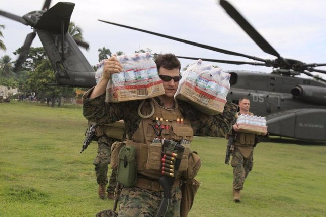 Marines estadounidenses repartiendo ayuda humanitaria en Haiti