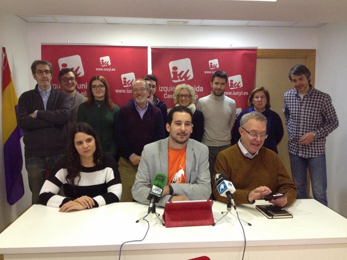 Miembros de Izquierda Unida Salamanca ofrecen una rueda de prensa.