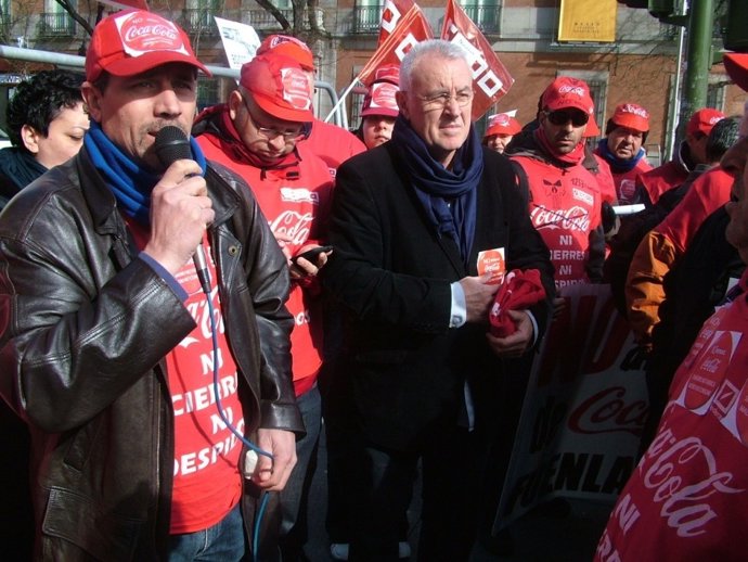 Cayo Lara, con los trabajadores de Coca Cola