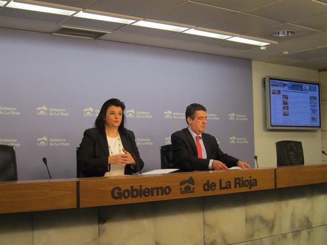 Concepción Arruga junto con Rafael Lorés