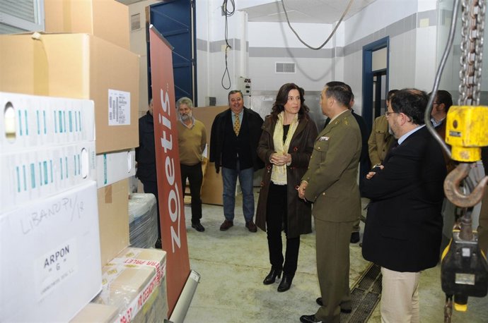 Gracia (centro) en la entrega del material