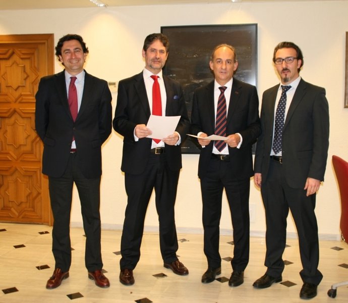 Cañadilla y Pérez Alcalá (centro)