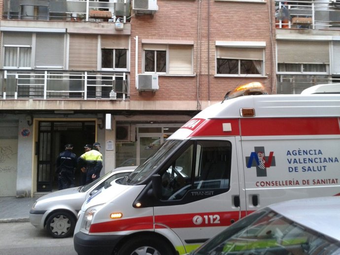 Ambulancia delante del portal de la vivienda donde ha sucedido el crimen
