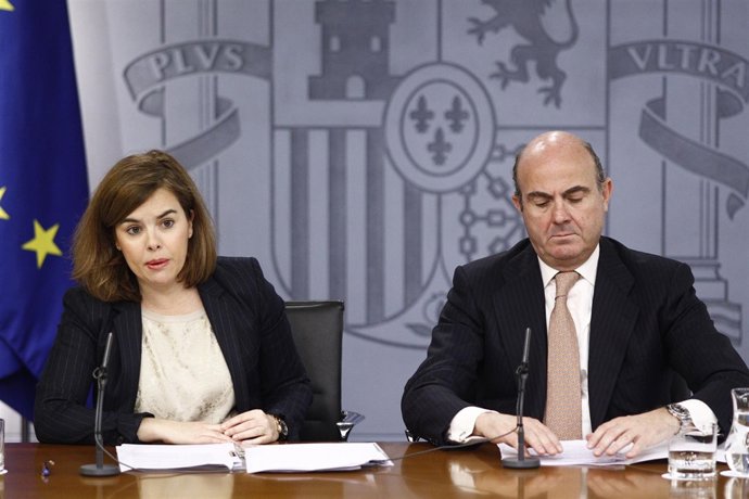Santamaría y Luis de Guindos tras el Consejo de Ministros