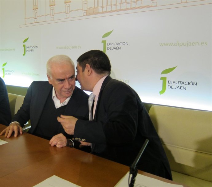 Luciano Alonso (i) escucha a Francisco Reyes.