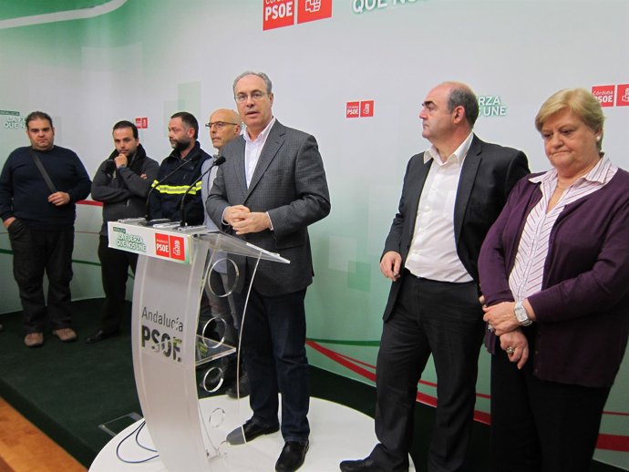 Durán interviene, entre Hurtado, Fernández y Costa y junto a los trabajadores