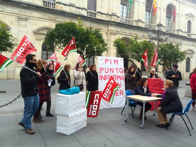 Mesa que simula ser un Punto de Información de la Mujer, en Plaza Nueva 