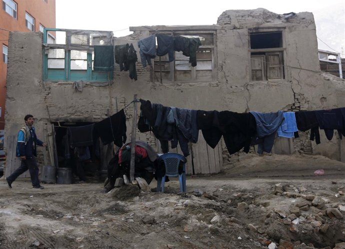 Un hombre tiende su ropa en Kabul