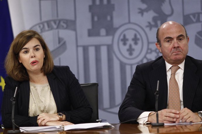 Santamaría y Luis de Guindos tras el Consejo de Ministros