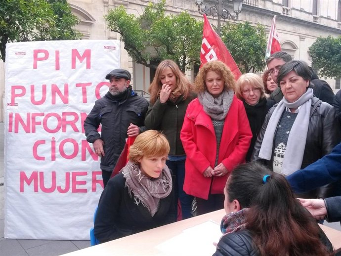 Punto de Información de la Mujer simulado, en Plaza Nueva (Sevilla)