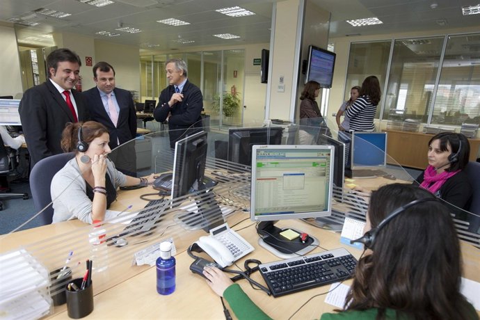 Alcalde de Camargo, Diego Movellán, visita la empresa de Teleasistencia