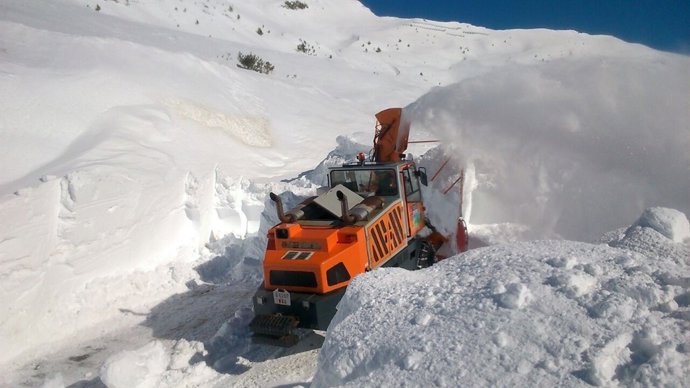 La turbofresadora durante los trabajos de limpieza de la carretera.