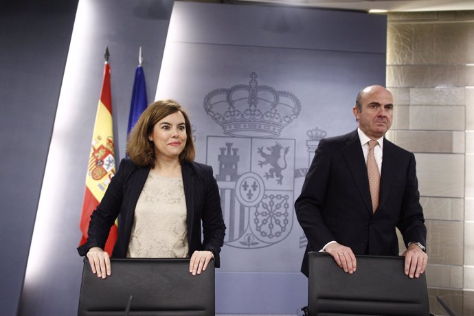 Santamaría y Luis de Guindos tras el Consejo de Ministros
