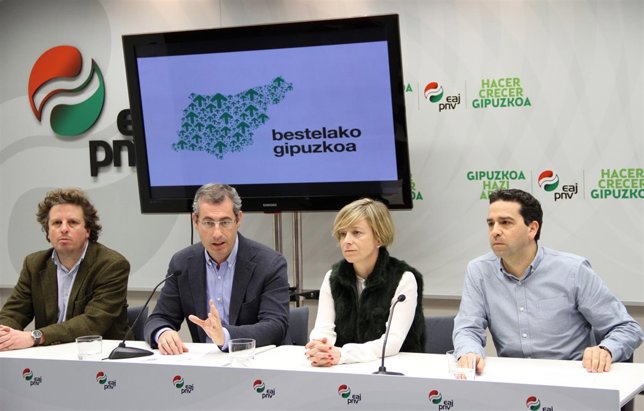 Markel Olano y miembros de su candidatura