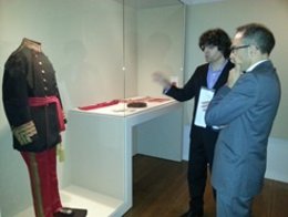 Sánchez de Muniáin contempla un uniforme expuesto en la muestra.