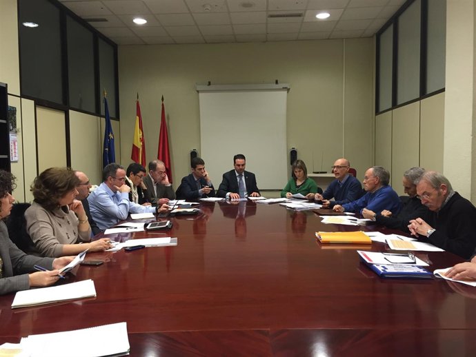 Alli preside la reunión.