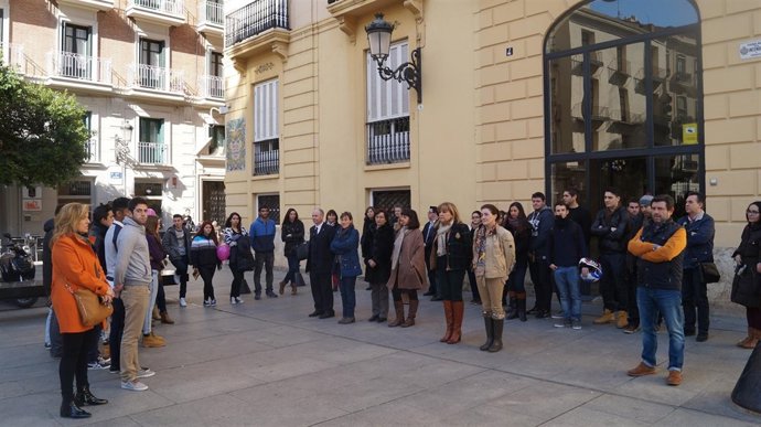 Concentración ante las puertas de la Diputación
