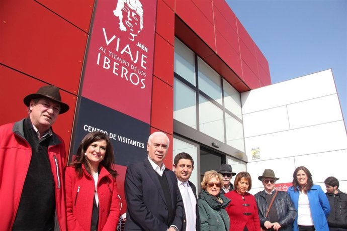 Alonso (3i), ante el centro de visitantes del yacimiento de Puente Tablas.