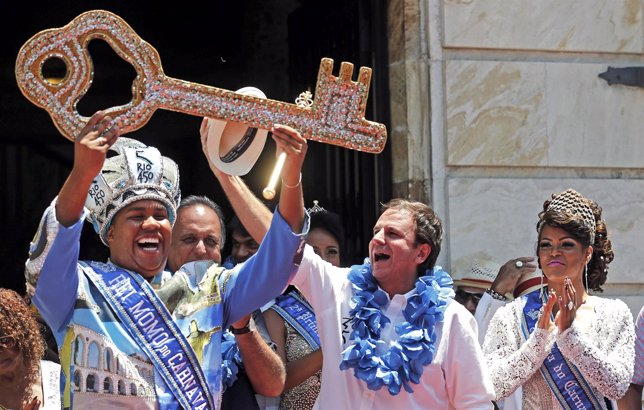 El alcalde de Río de Janeiro le cede la llave al Rey Momo