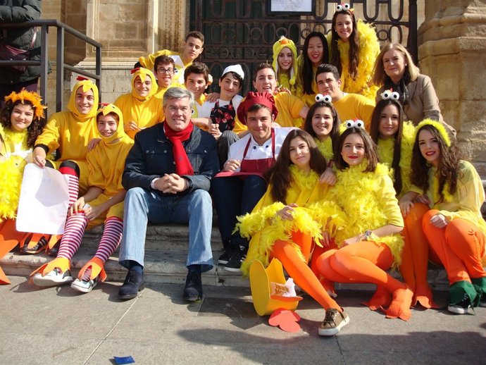 Participantes en el pasacalles infantil del carnaval de Jaén junto al alcalde