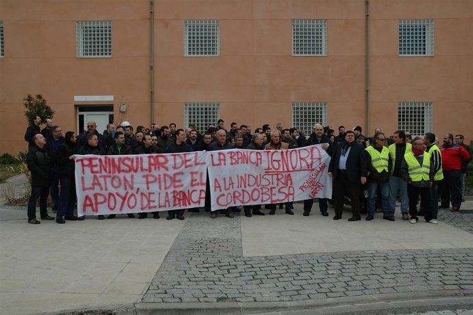 Los trabajadores de Peninsular del Latón concentrados ante la fábrica