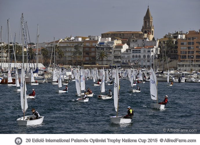 El español Jaime Benthem, primer líder del International Palamós Optimist Trophy