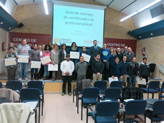 Jorge Escario entrega certificados.