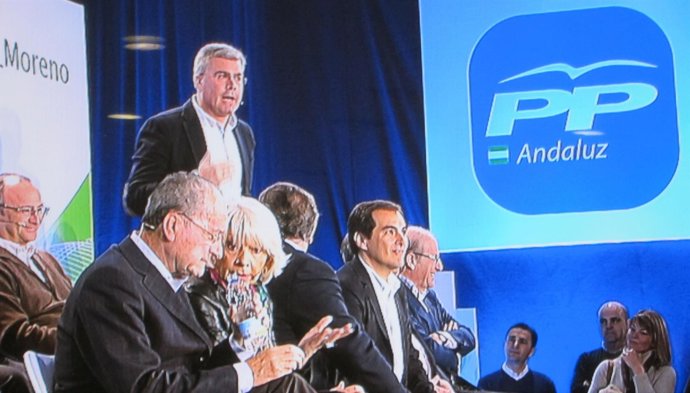 Los candidatos del PP, durante la intervención del alcalde de Jaén