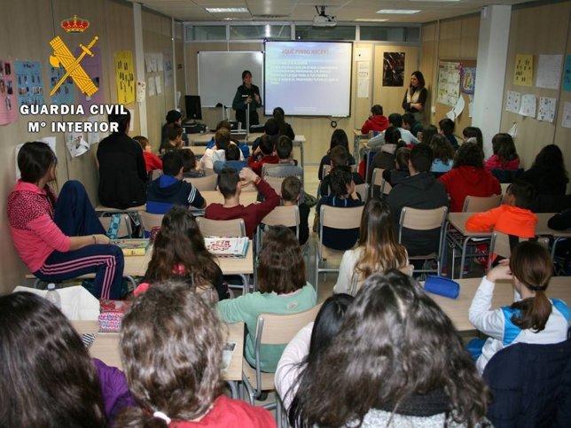 La Guardia Civil imparte más de 200 charlas en centros educativos.