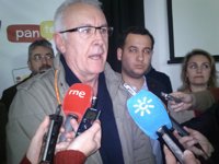 Cayo Lara critica que Díaz sea "el mando a distancia del poder", que ha presionado para disolver el acuerdo IU-PSOE